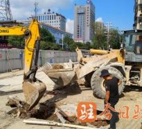 欣赏淫荡女操逼视频高温下的坚守｜道路建设者用汗水铺就畅通路